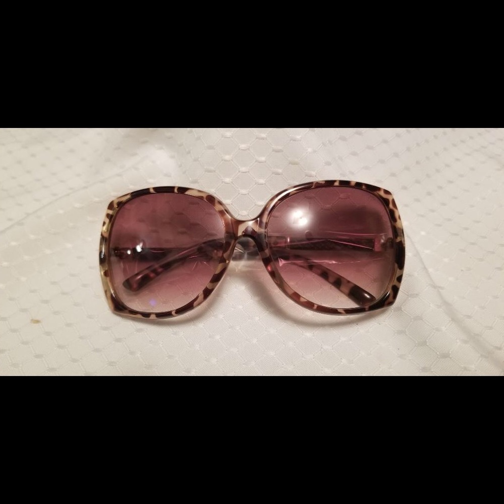 Tiger print. CHANEL  sunglasses with bag